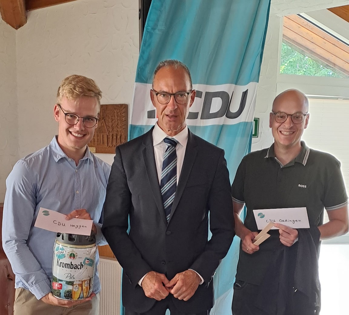 Bildunterschrift: Louis Griese (l.) und Maximilian V�lkel (r.) erhielten vom wiedergew�hlten Kreisvorsitzenden Jochen Ritter Pr�mien f�r Verb�nde mit starkem Mitgliederzuwachs.